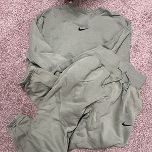 Nike womens Crewneck sweat set
